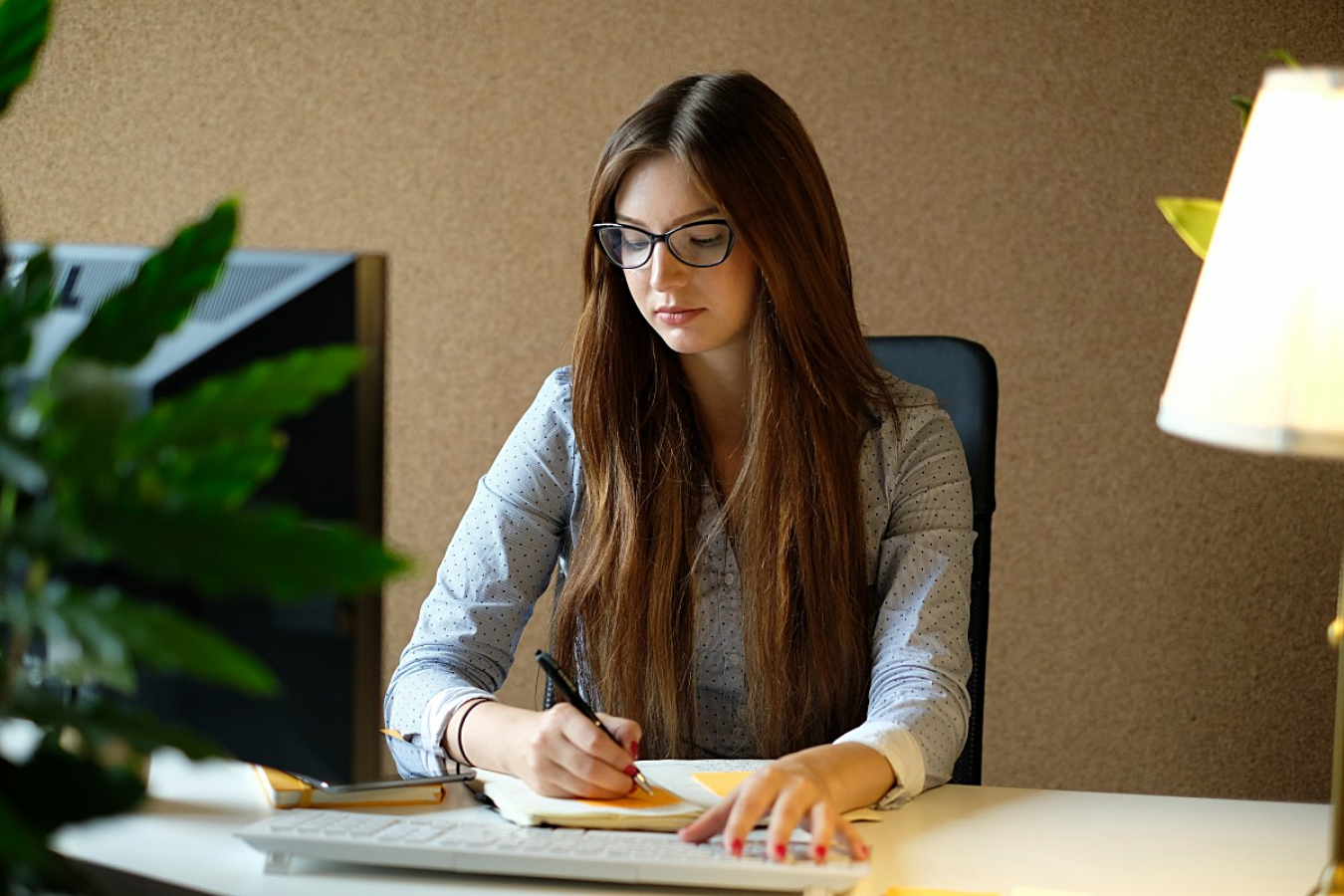 Ragazza che scrive a penna sul quaderno.png